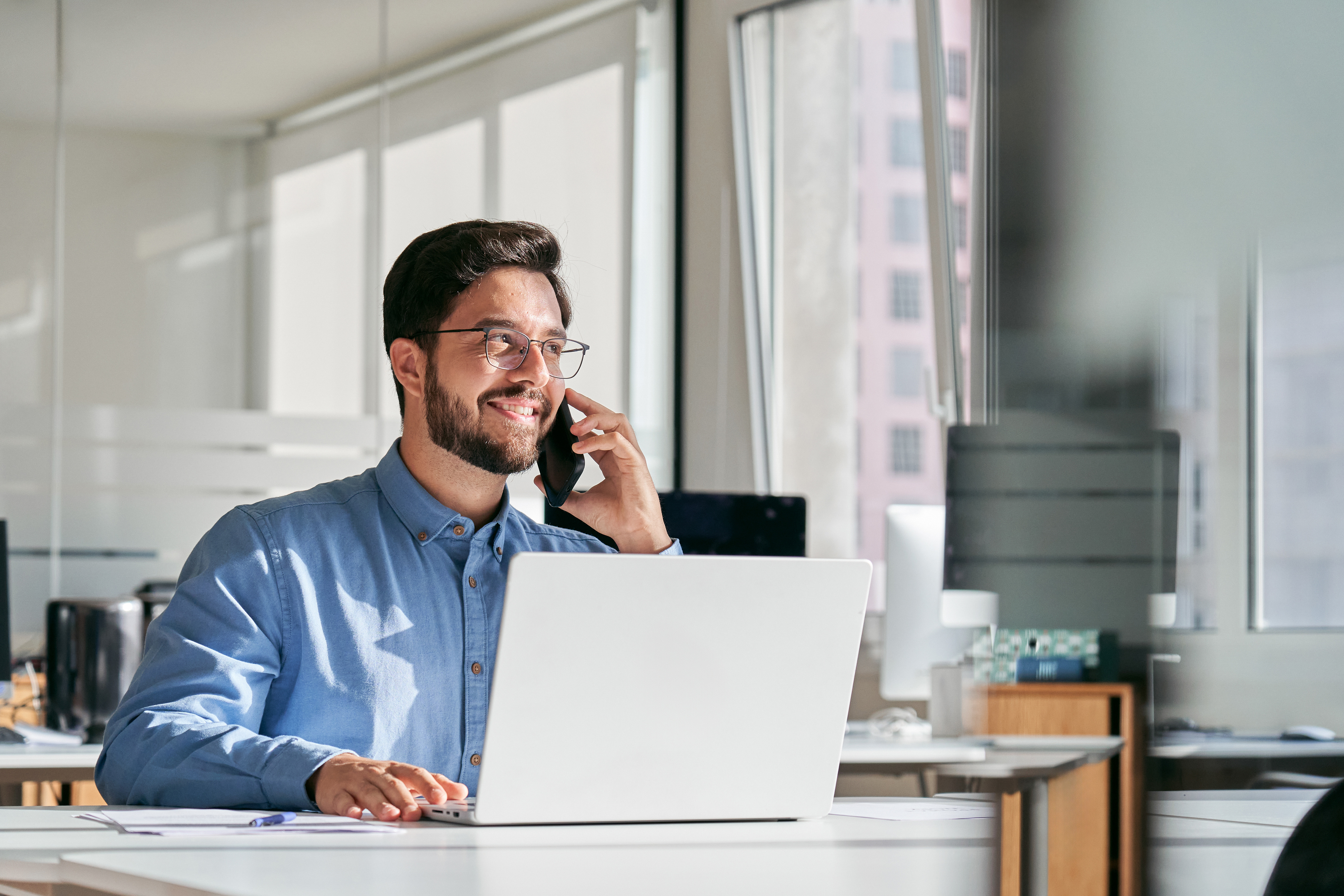 Hombre reportando fraude