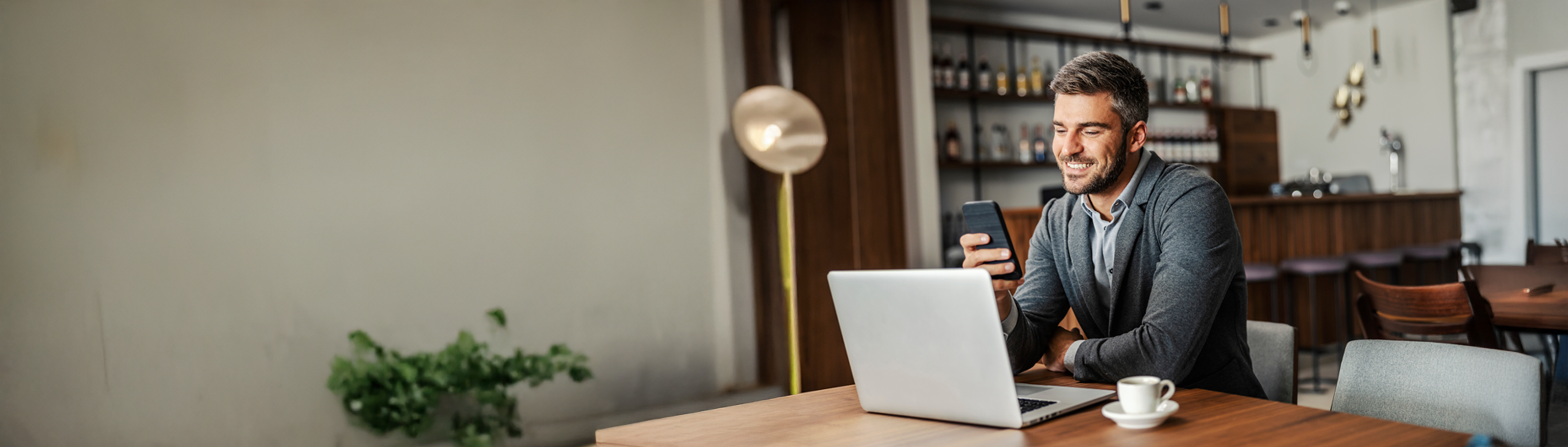 Hombre con audífonos en una laptop mirando a la izquierda